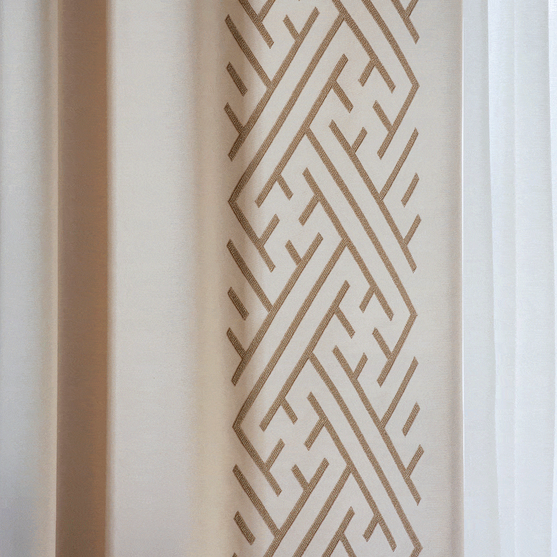 Elektra embroidery on drapes in Eriskay wool - Cloud - Beaumont & Fletcher