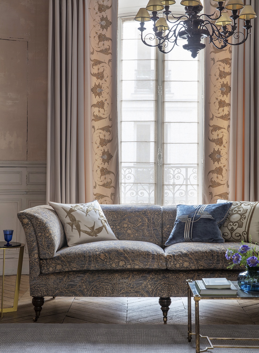 Earhart cushion in Capri - Nankin with Cordoba cushion in Lagan - Light gold, Pompadour sofa and Rigoletto embroidery on drapes in Eriskay - Shell