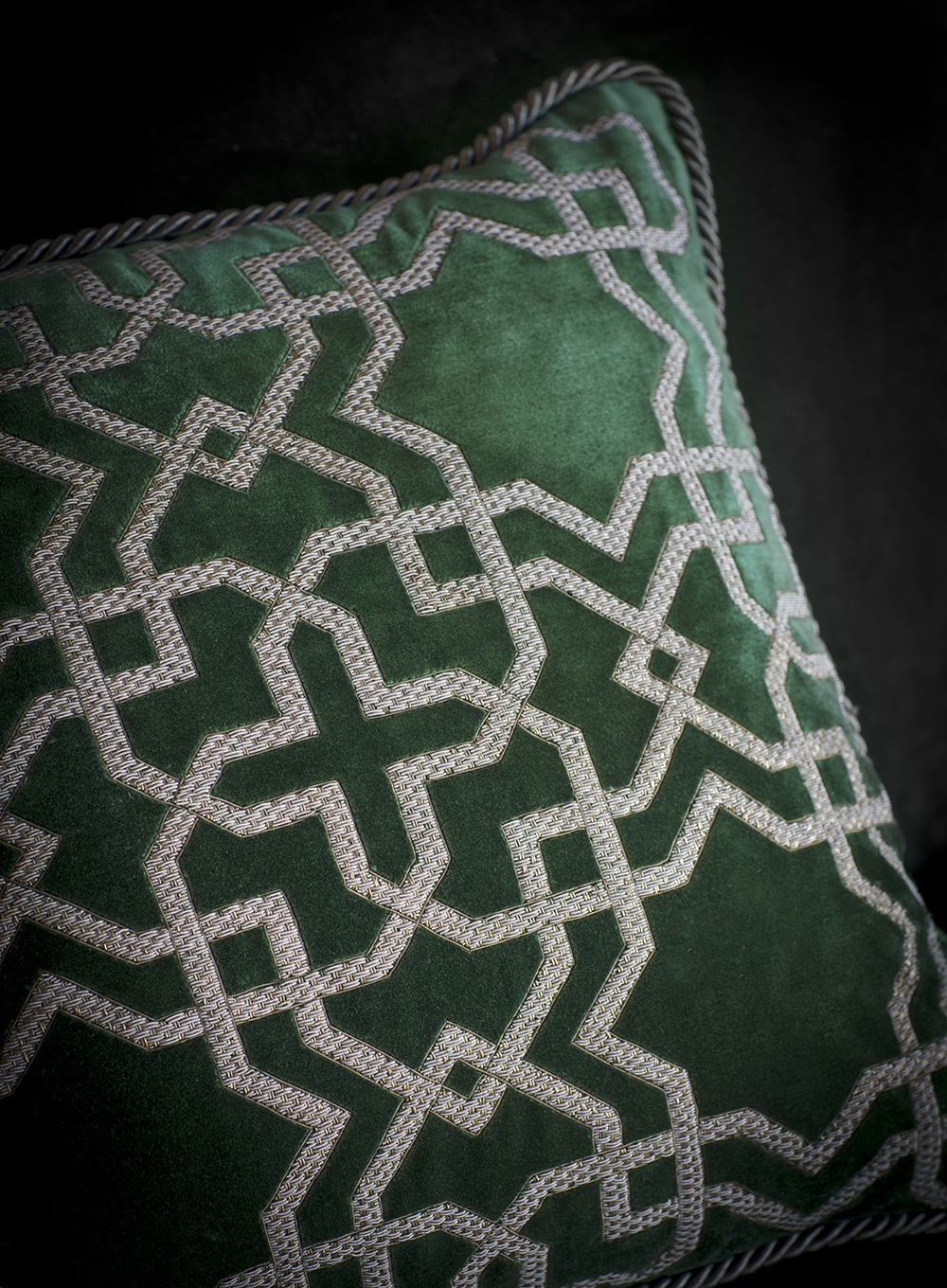 Habibi cushion in Capri silk velvet - Emerald