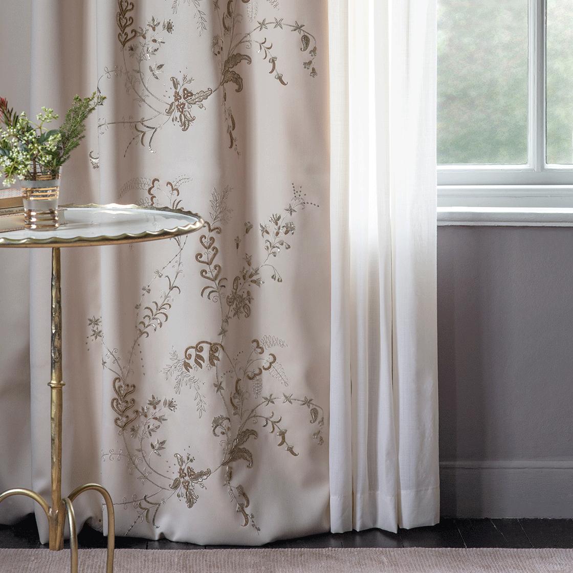 Moliere embroidery on drapes in Eriskay wool - Sand - Beaumont & Fletcher