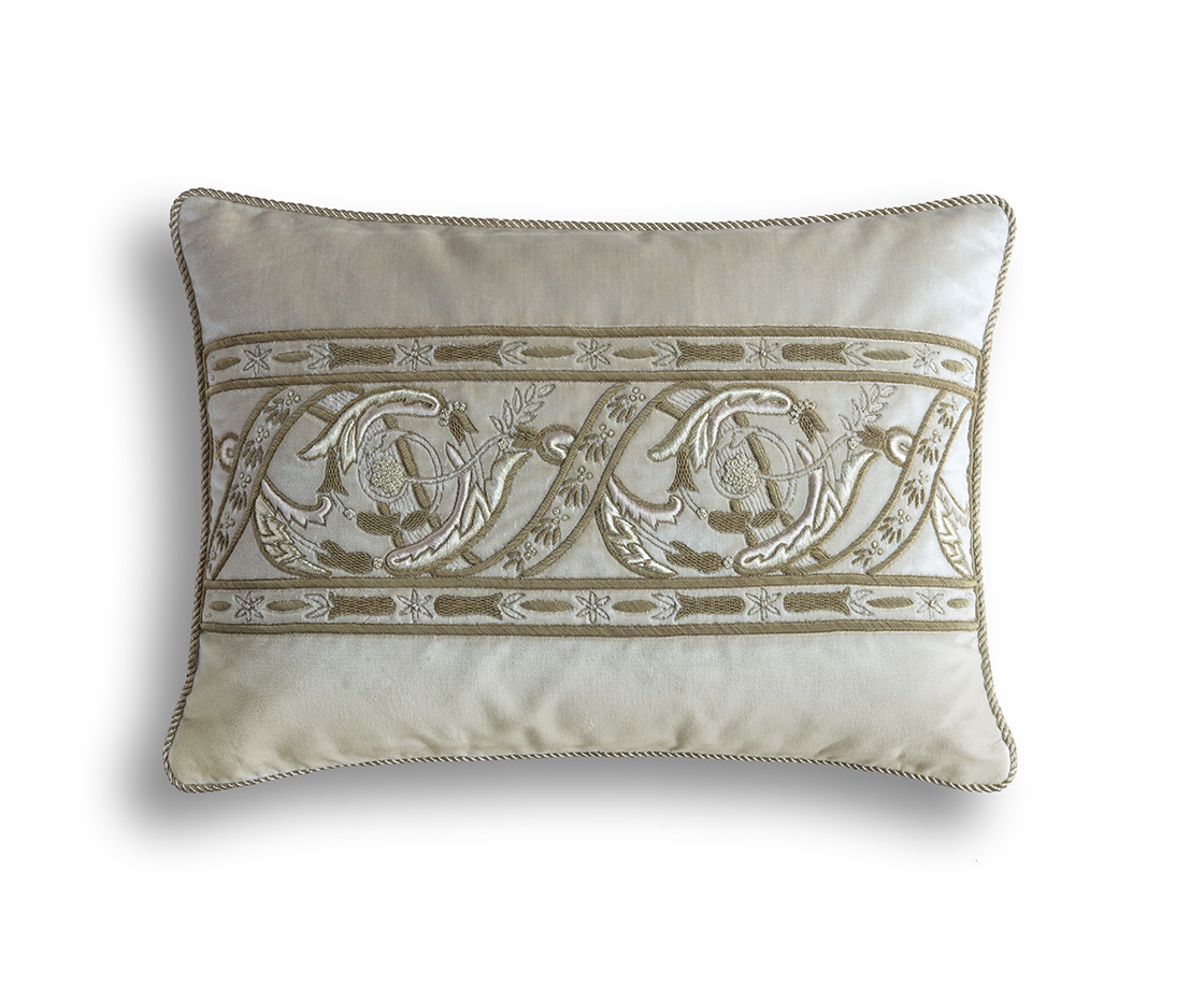 Racine cushion in Capri silk velvet - Vanilla - Beaumont & Fletcher