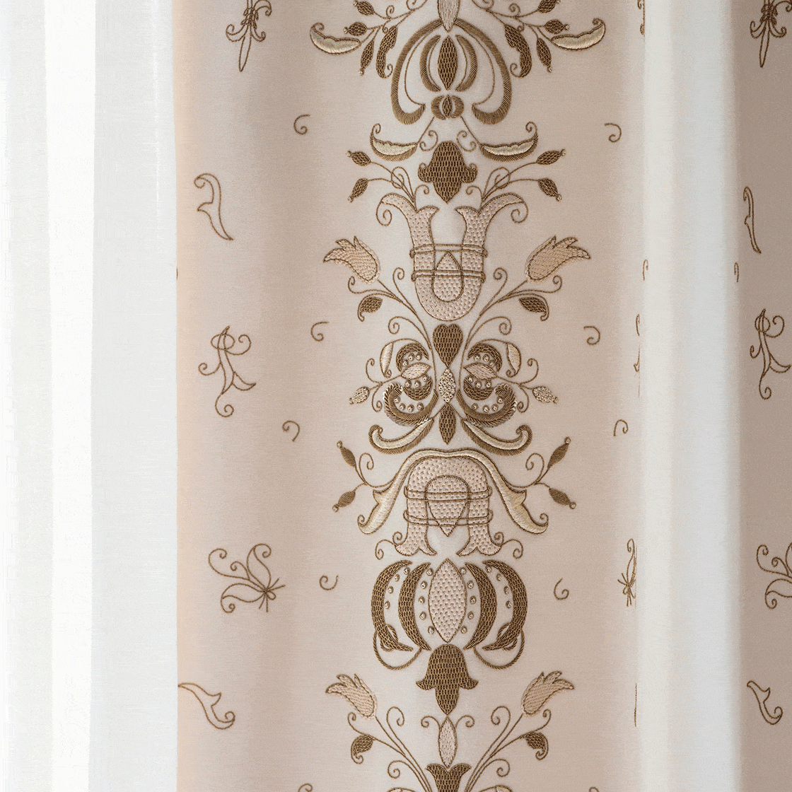 Zola embroidery on drapes in Eriskay wool - Cloud - Beaumont & Fletcher