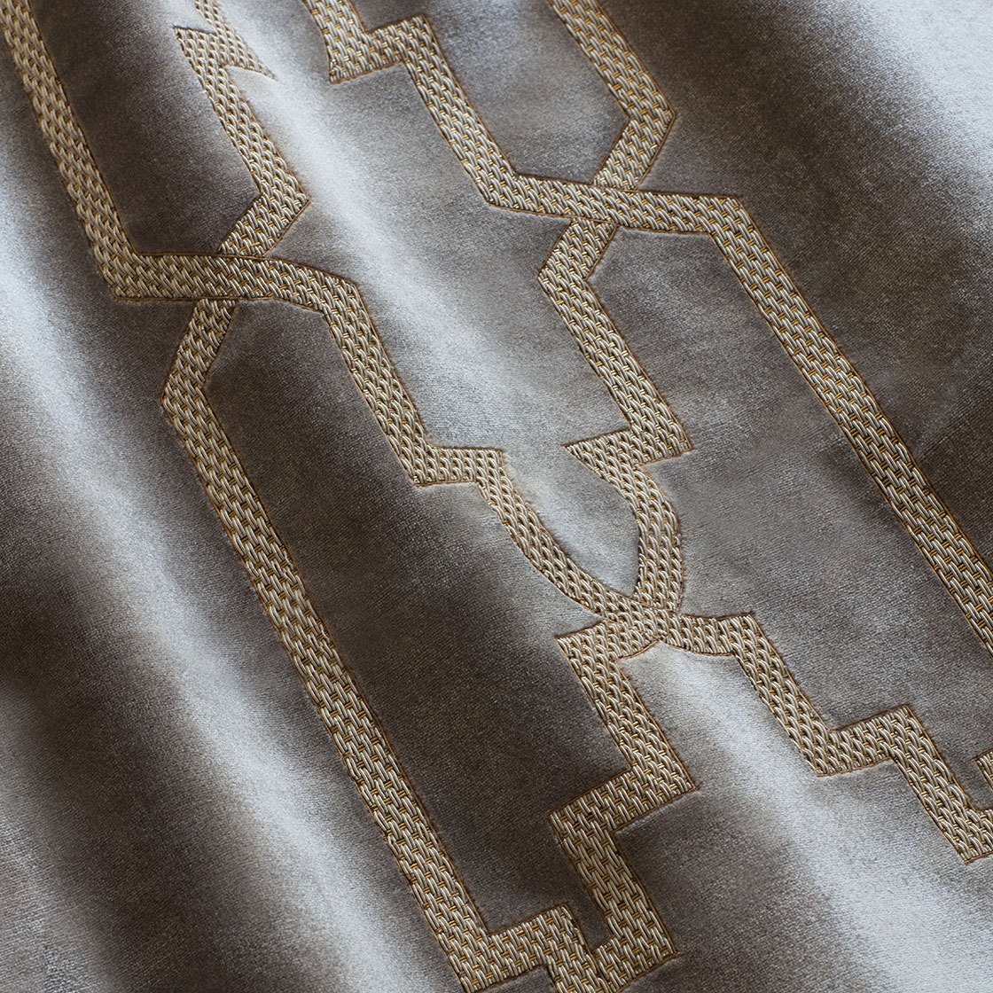 Aida embroidery on Capri silk velvet - Argent Aida embroidery on Capri silk velvet - Argent