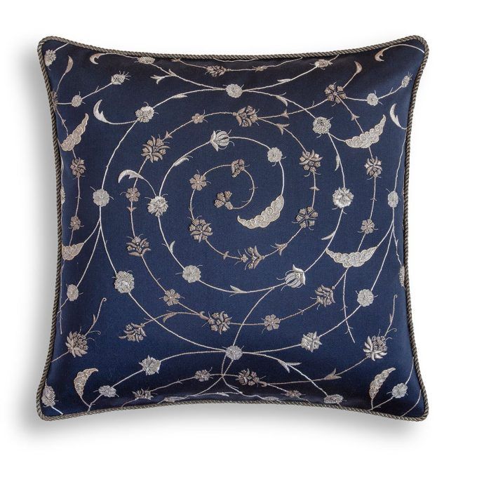 Boccaccio cushion in Eriskay - Ink