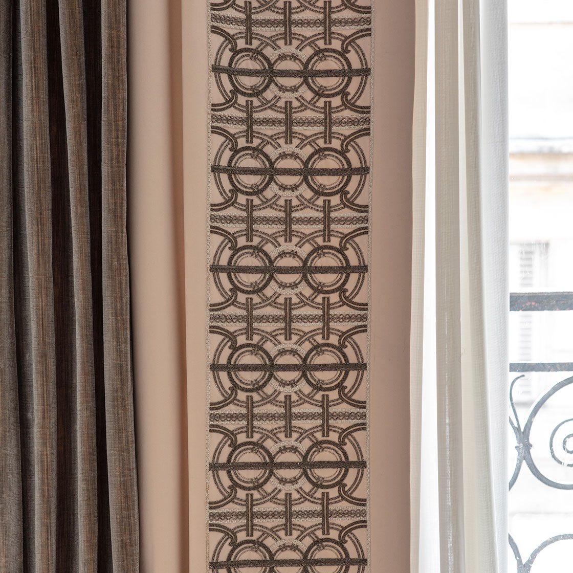 Circe embroidery on drapes in Eriskay wool - Storm - Beaumont & Fletcher