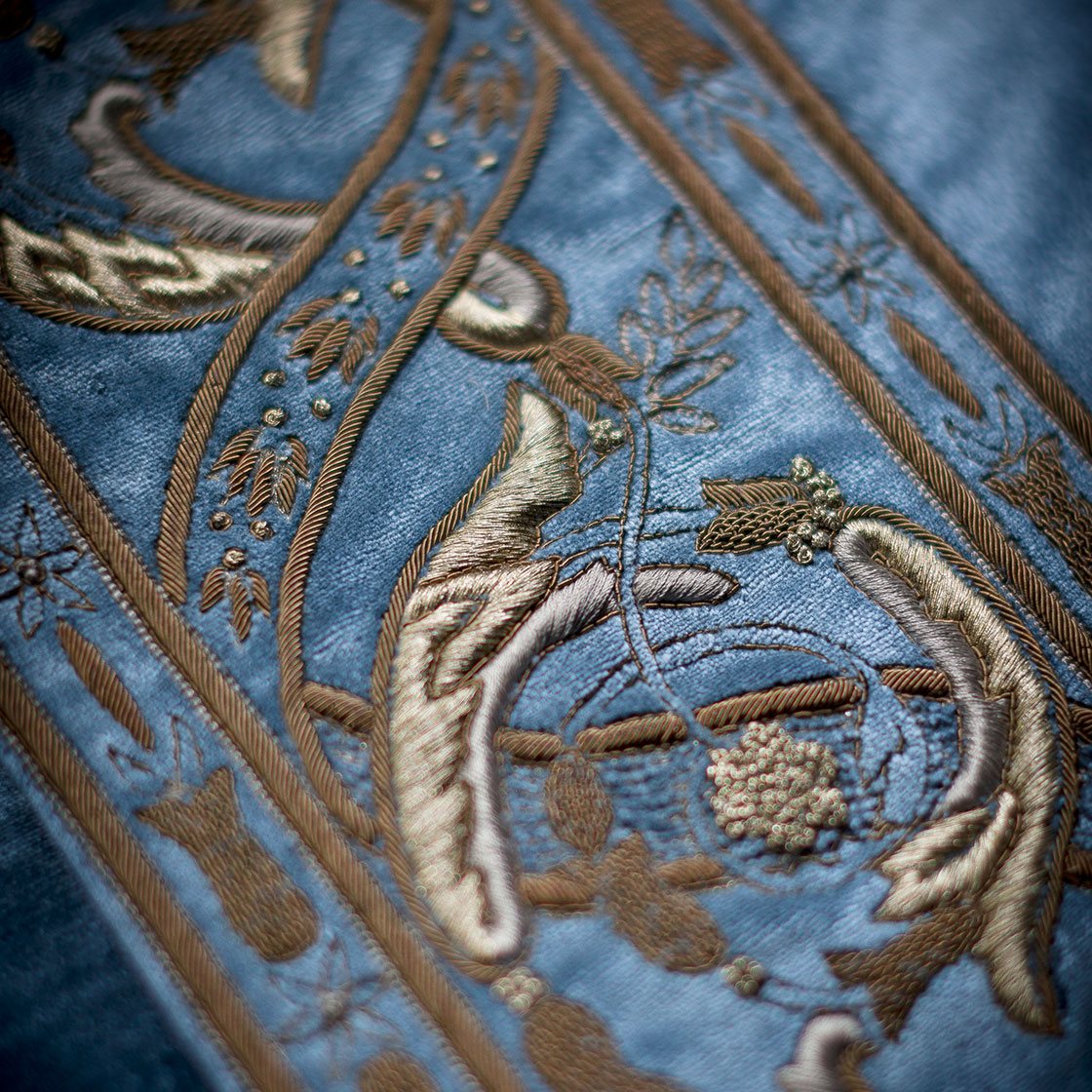 Racine embroidery  in Capri Silk velvet - Nankin