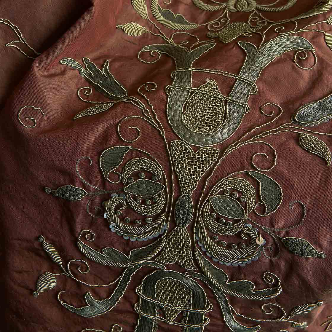 Zola embroidery in Empire Tafetta - Burgundy Zola embroidery in Empire Tafetta - Burgundy
