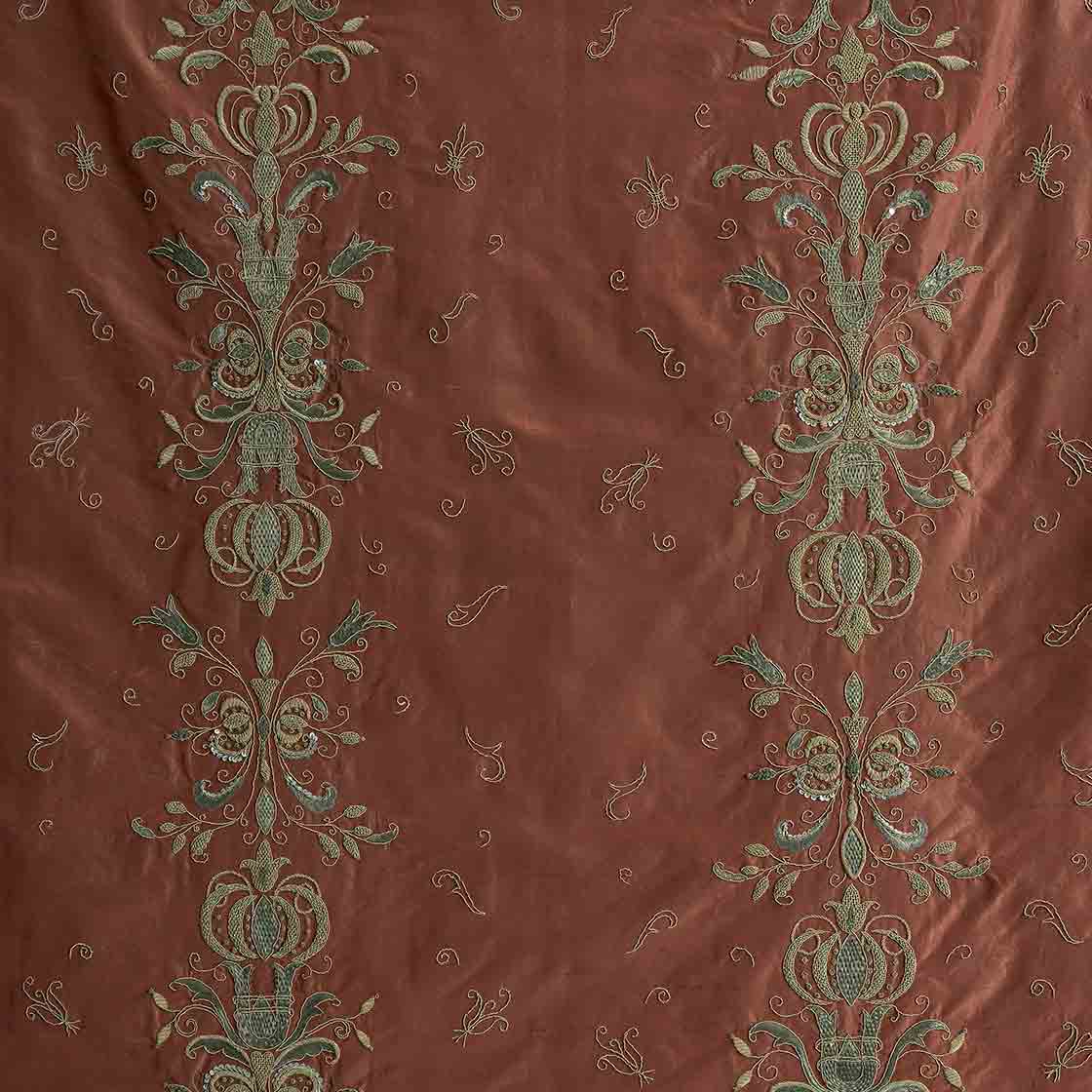 Zola embroidery in Empire Tafetta - Burgundy Zola embroidery in Empire Tafetta - Burgundy