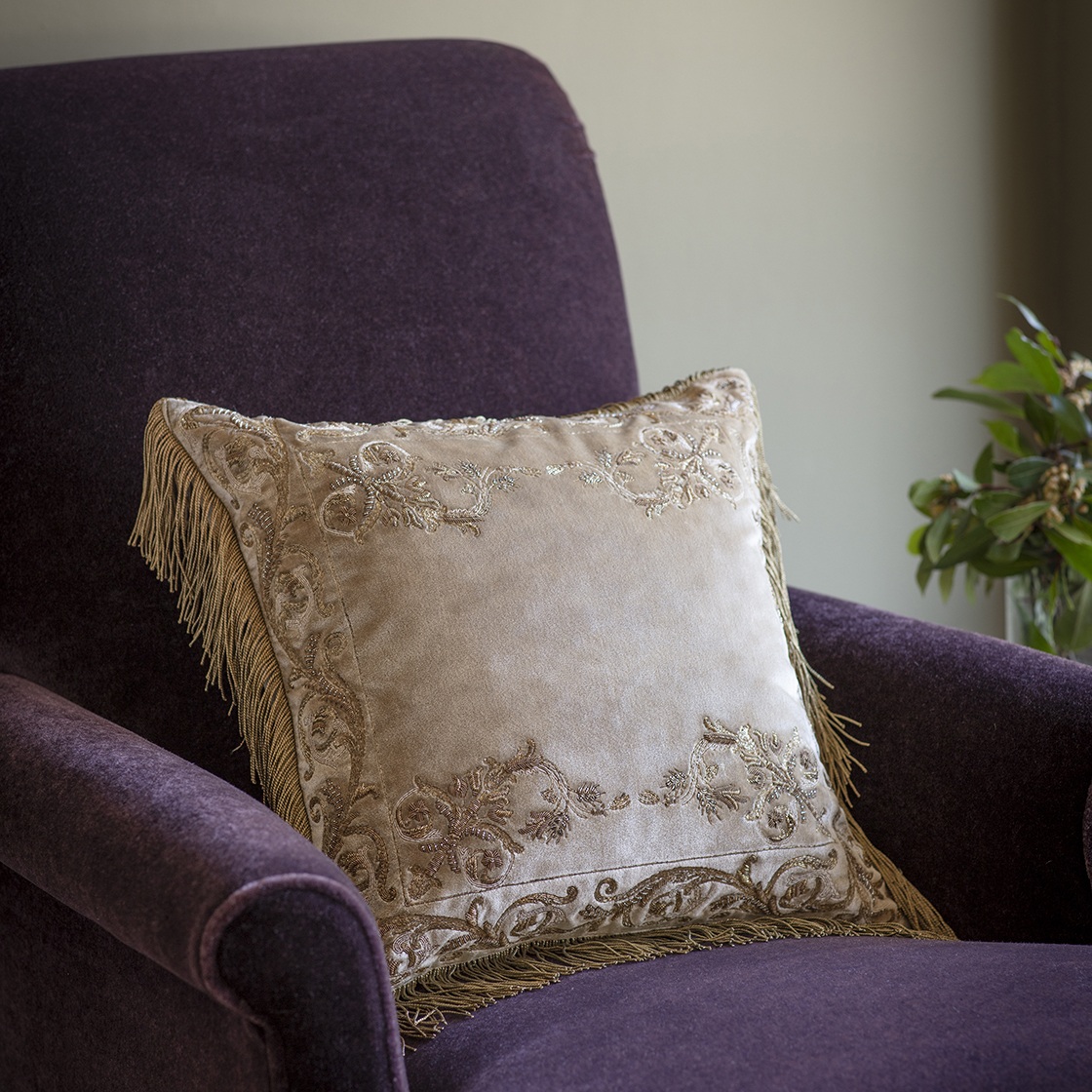 Viola cushion in Capri silk velvet - Sable