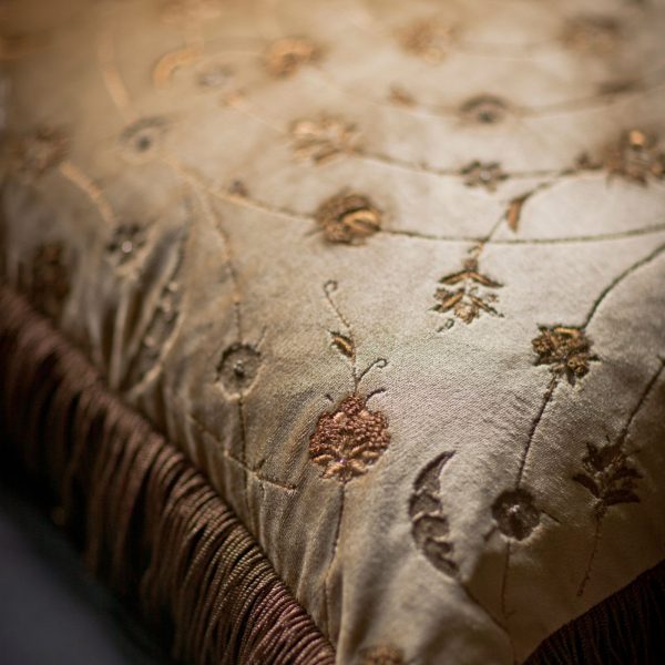 Boccaccio cushion in Capri silk velvet - Almond