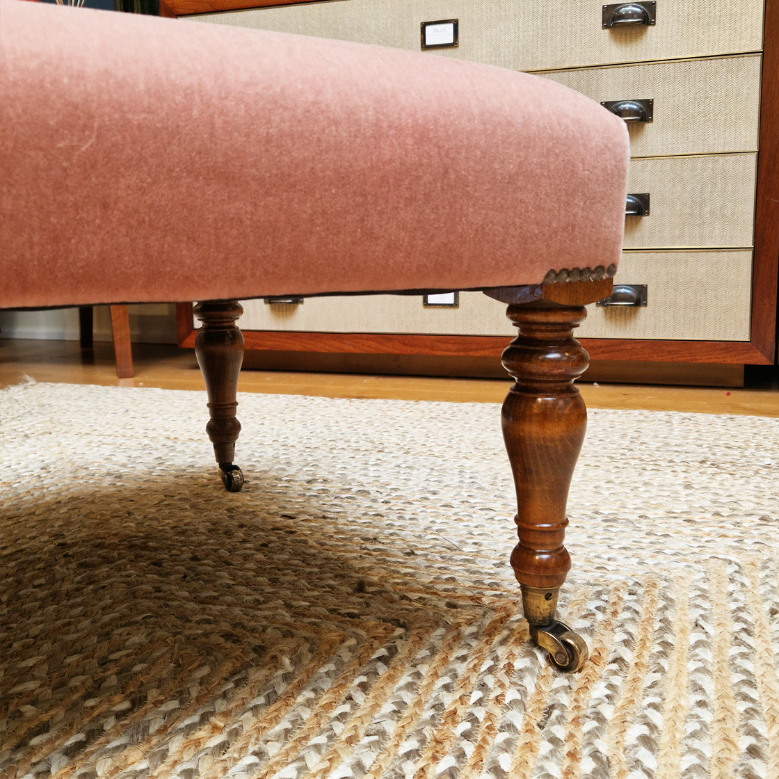 Victorian footstool in Solesino mohair - Rose